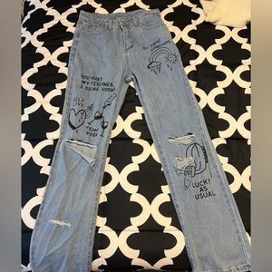 Graphic Slit Mom Jeans.
